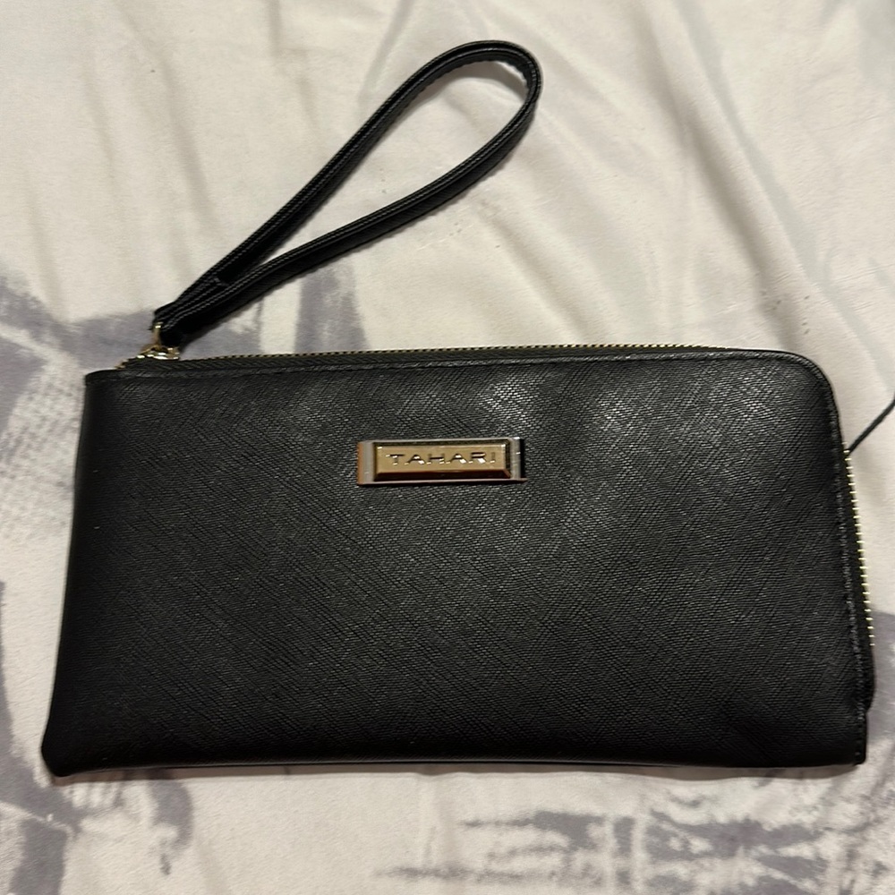 Black tahari wristlet